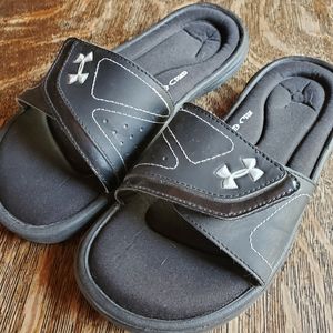 Under Armour size 6 slides